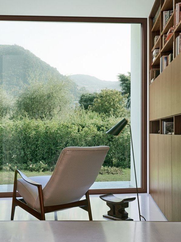 Dry — finestra in luce complanare, rivestimento interno in noce canaletto